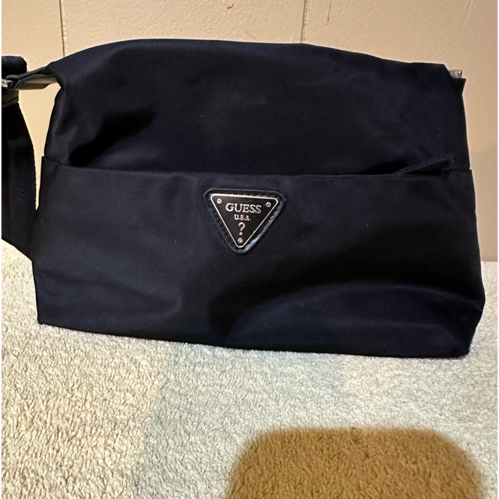COPY - Small black guess purse. H 6.3”, L 9.5” D6”